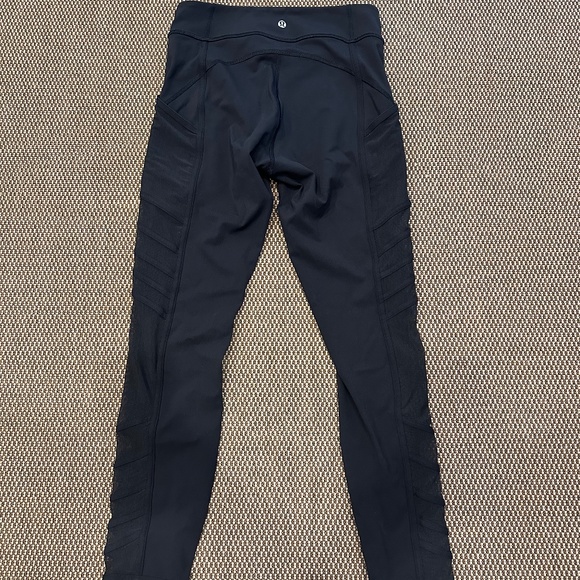 LULULEMON MESH PANEL LEGGINGS BLACK SIZE 6 - Picture 2 of 5